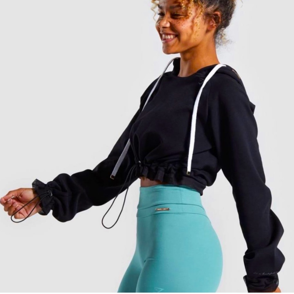 WHITNEY V1 CROPPED HOODIE BLACK